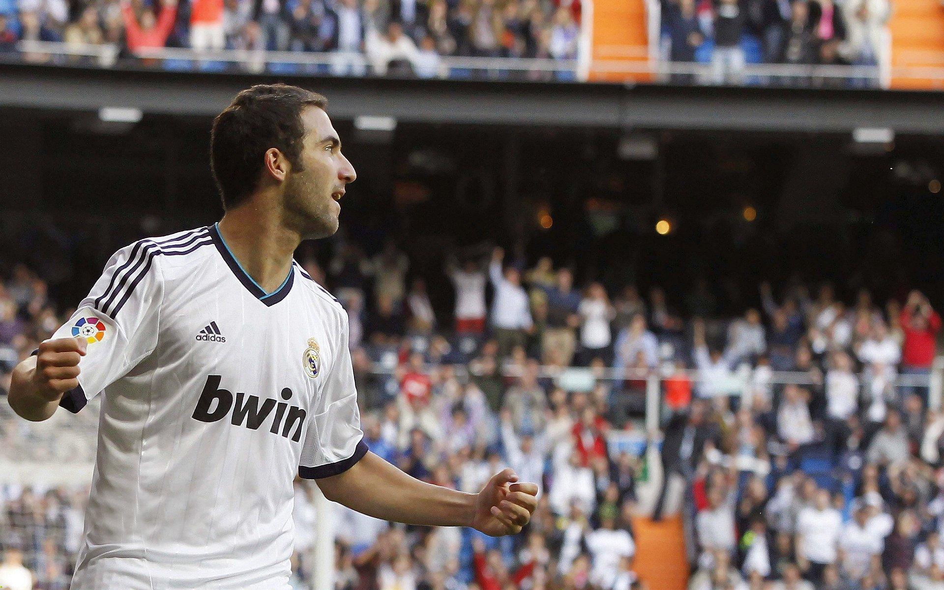 潘展乐勇夺世锦赛金牌 中国游泳新星闪耀国际赛场